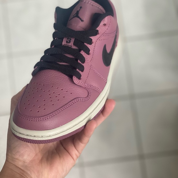 Women’s Air Jordan 1 Low - Picture 5 of 7